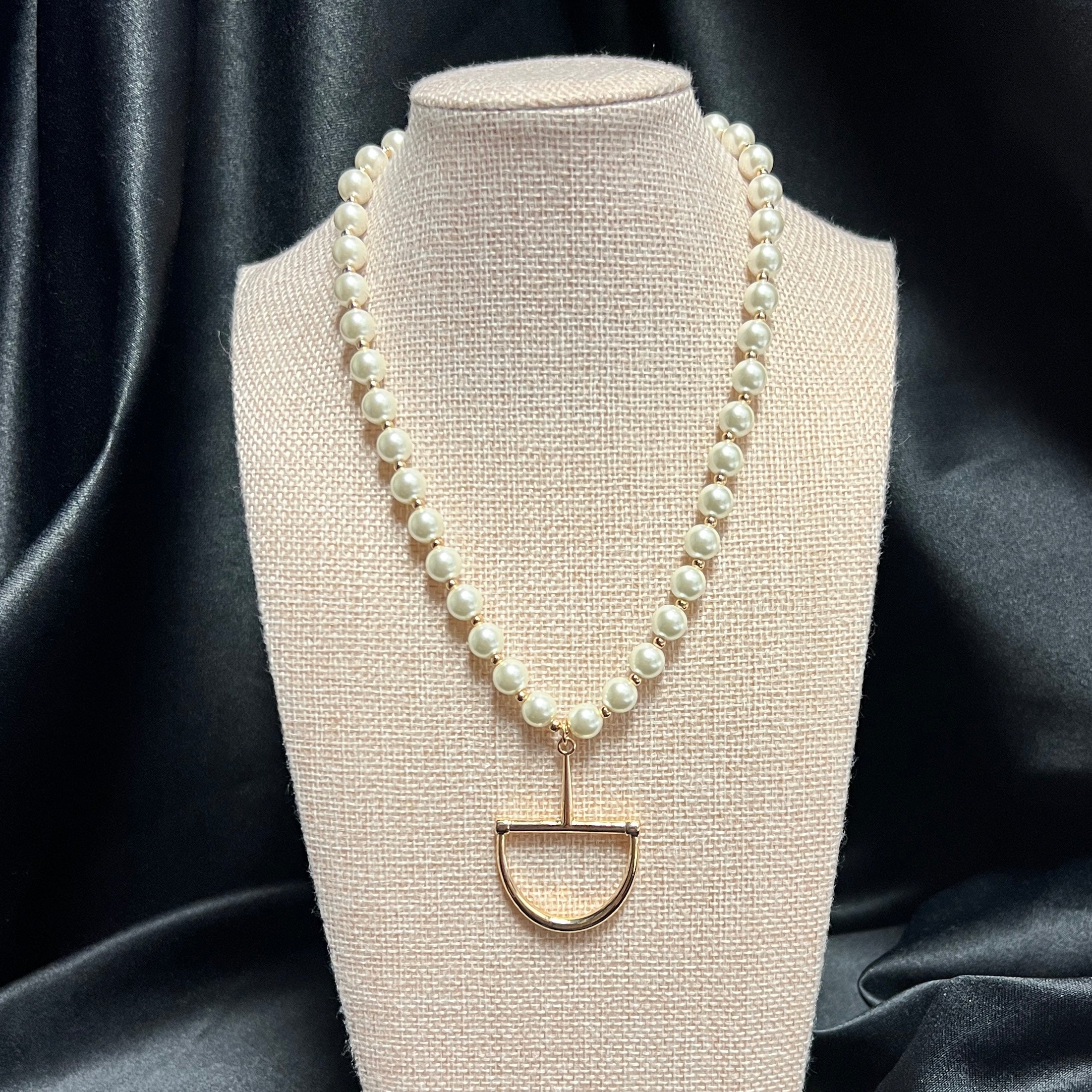 Pearl w/ Snaffle Bit Pendant